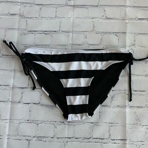 Cute bikini bottom 🖤🤍